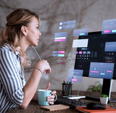 uma mulher observando seu computador